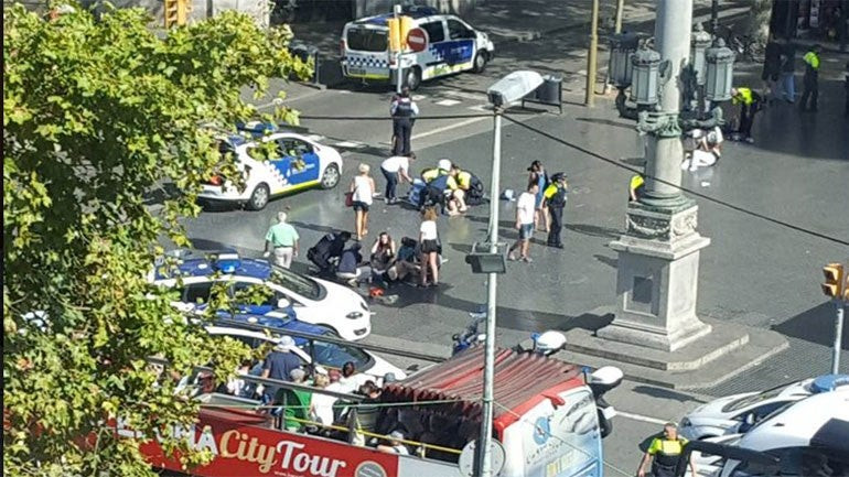 Πολύ σκληρό βίντεο από Βαρκελώνη: Δεκάδες νεκροί και τραυματίες στην άκρη του δρόμου